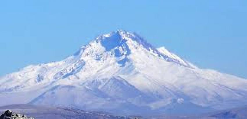 Erciyes’e yılın ilk karı yağdı