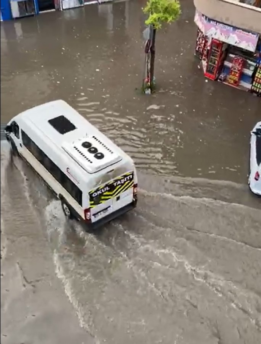 İnegöl'de yollar göle döndü