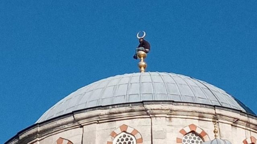 İntihar etmek için Şişli Camii'nin alemine çıktı, vazgeçip fotoğraf çekti