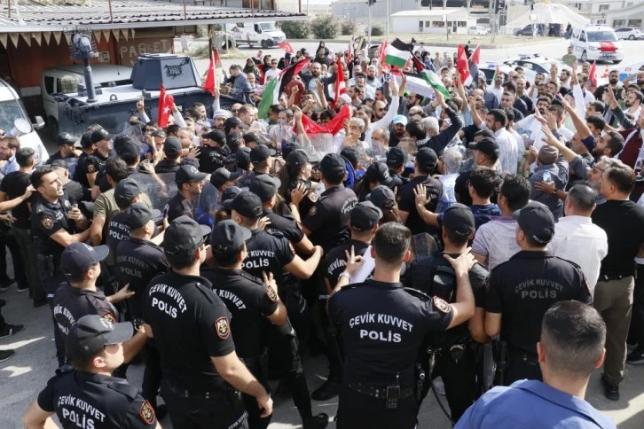 Bir grup İncirlik Üssü'ne girmek isteyince arbede çıktı 