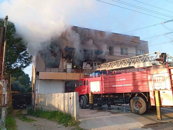 İncirliova’daki ev yangınında 2 kişi dumandan etkilendi
