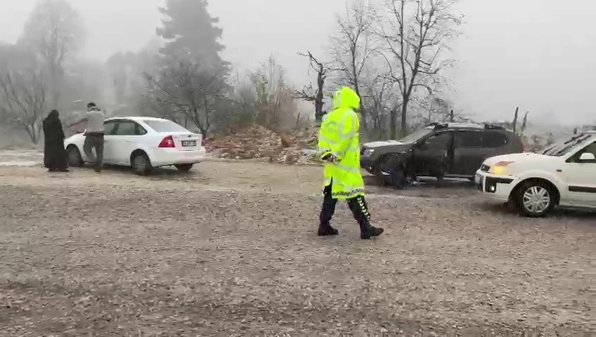 İnegöl’de kar yağışı başladı, sürücüler zor anlar yaşadı