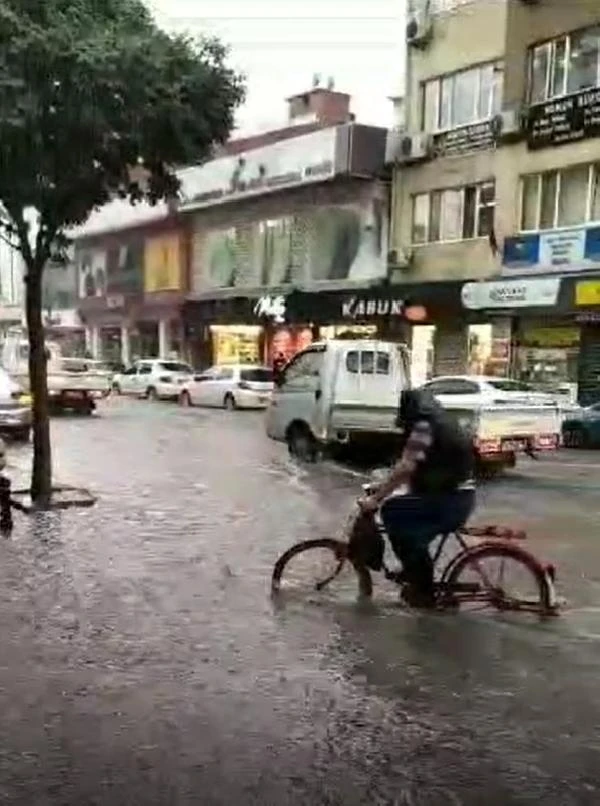 İnegöl'de sağanak etkili oldu; göle dönen yolda bisikletinden düştü