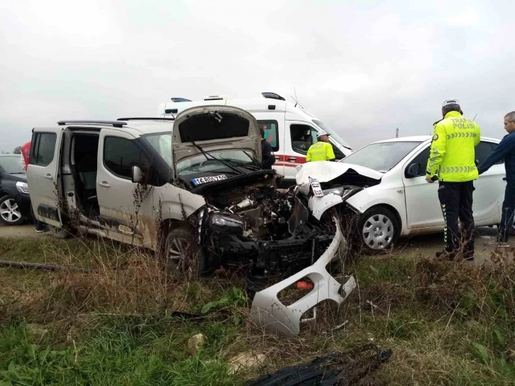 Bursa’da ticari araç ile otomobil kafa kafaya çarpıştı: 5 yaralı