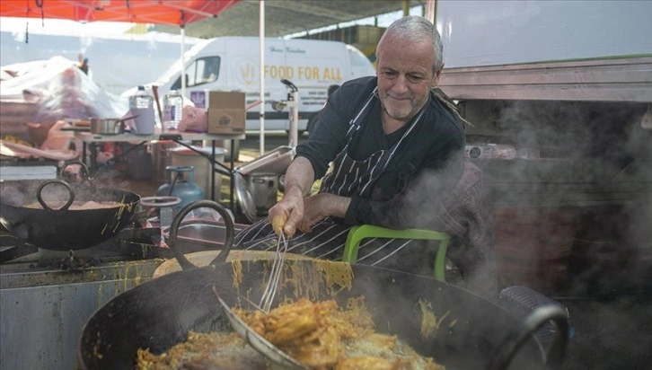 İngiliz aşçılar Adıyaman'da depremzedeler ve güvenlik güçleri için yemek pişiriyor