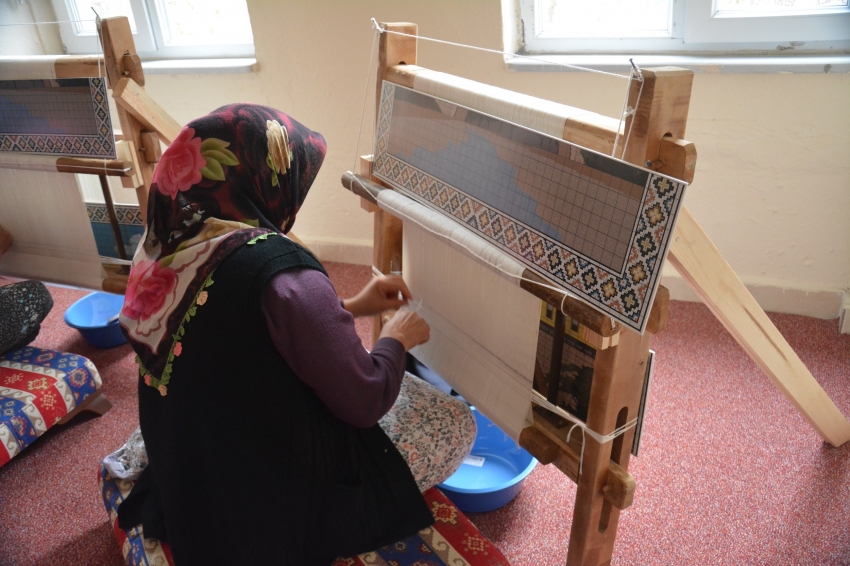 Dağ yöresi kadınları ipek halı dokuyor