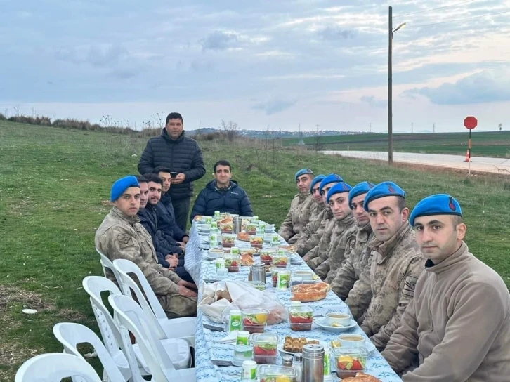 İpsala Kaymakamı, Mehmetçikle iftar yaptı
