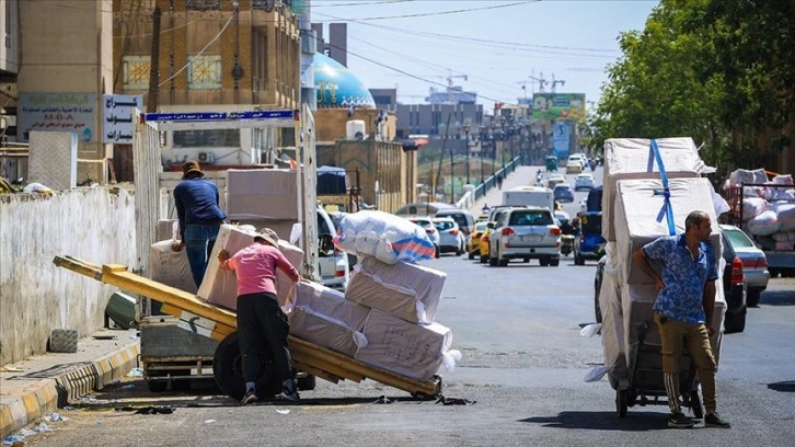 Irak'ta yevmiyeli işçiler eve ekmek götürmek için 50 derece sıcaklığa katlanıyor