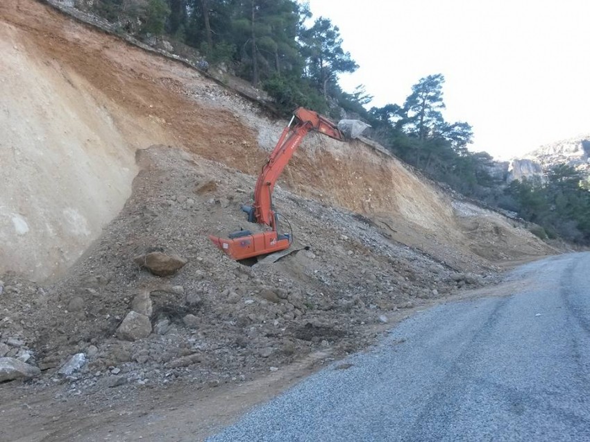 İş makinası toprak altında kaldı, operatör son anda kurtarıldı