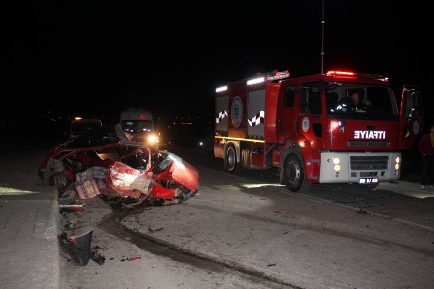 İşçi servisi ile otomobil çarpıştı: 1 ölü, 1 yaralı