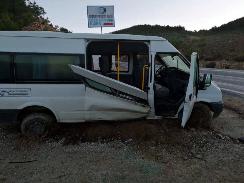 İşçi servisi, istinat duvarına çarptı: 10 yaralı