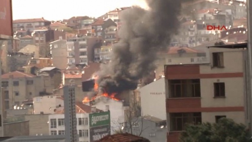 İstanbul'da yangın! 2 binanın çatısı yandı