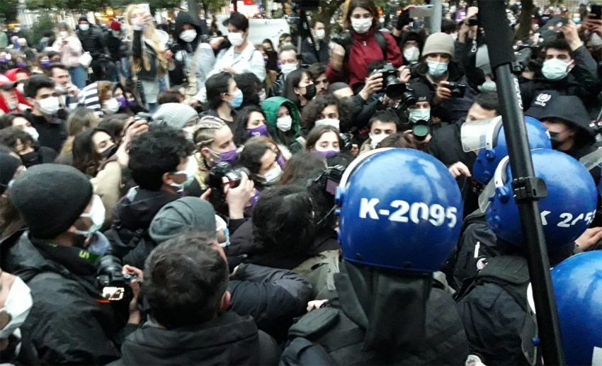 Vatandaşlar sokağa çıkarak kararı protesto etti!