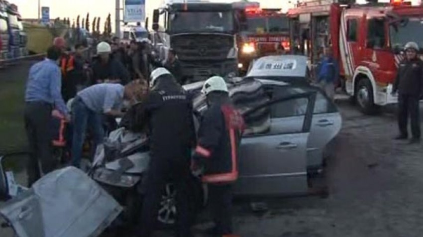 İstanbul'da feci kaza : 2 ölü 3 yaralı