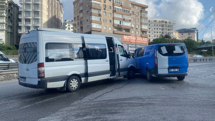 İşçi servisi ile kargo midibüsü çarpıştı: 4 yaralı
