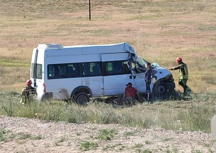 İşçi servisi şarampole yuvarlandı: 6 yaralı
