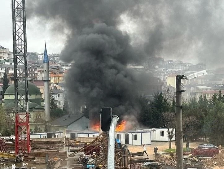 İşçilerin kaldığı konteyner alev alev yandı
