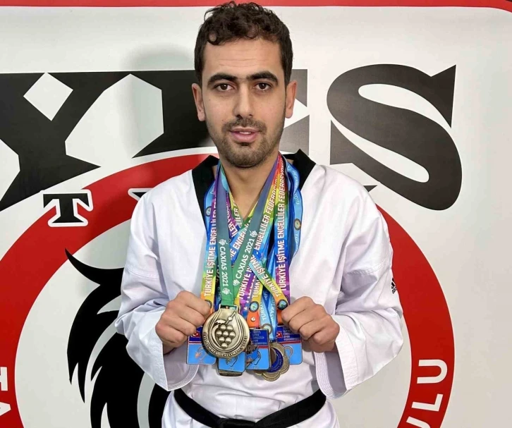 İşitme diliyle öğrendiği taekwondoda başarıdan başarıya koşuyor
