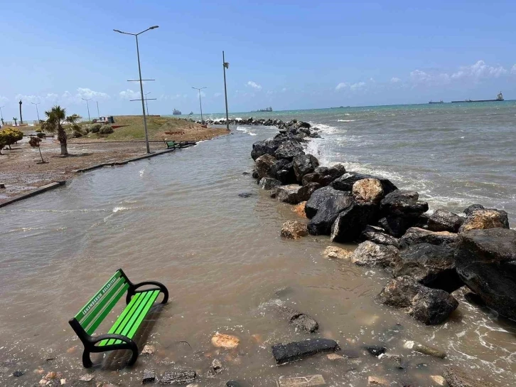 İskenderun’da fırtınada sahil şeridini su bastı
