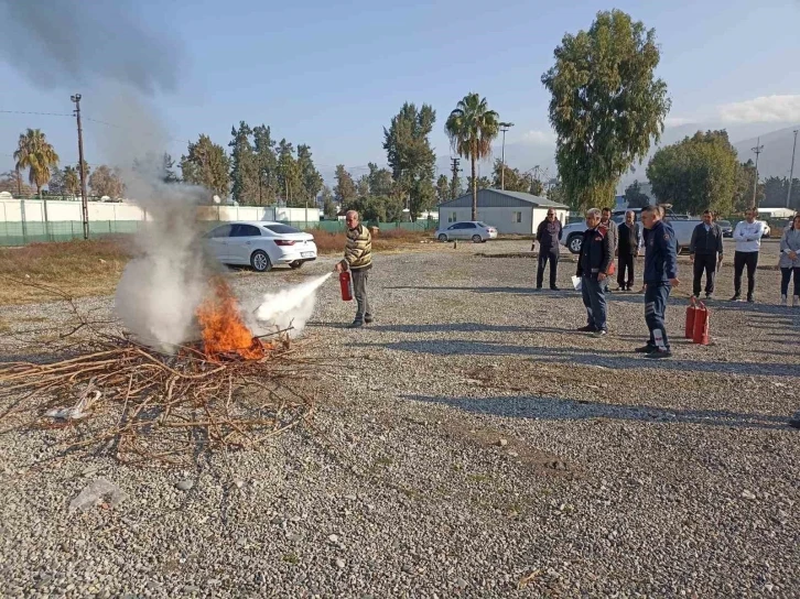 İskenderun’da konteyner kent sakinlerine yangın eğitimi verildi
