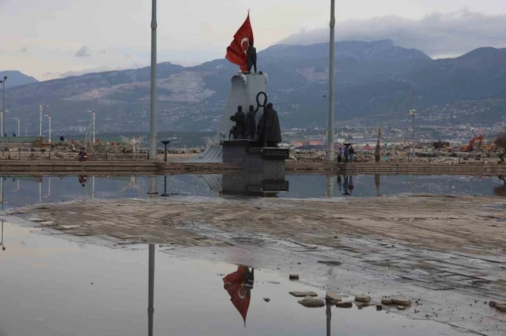 İskenderun’da suların çekilmeye başlamasıyla vatandaşlar hafta sonunun keyfini çıkarıyor
