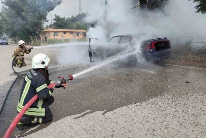 İskenderun’da yanan araç hurdaya döndü
