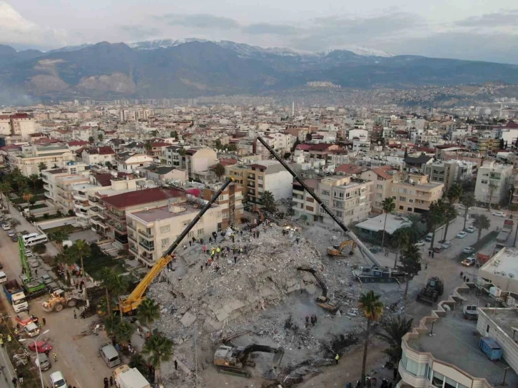 İskenderun Limanı’ndaki yangının soğutma çalışmaları karadan ve denizden devam ediyor
