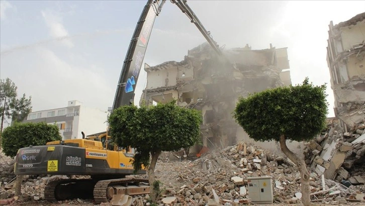 İskenderun'da ağır hasarlı binaların yıkım ve enkaz kaldırma çalışmaları başladı