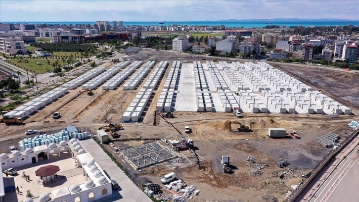 İskenderun'da depremzedelere yuva olacak konteyner kentlerin kurulumu hızlandı