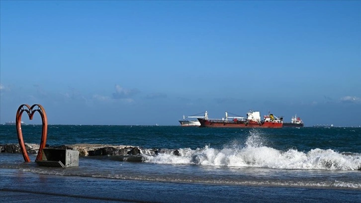 İskenderun'da lodosta yükselen deniz suyu çekilmeye başladı