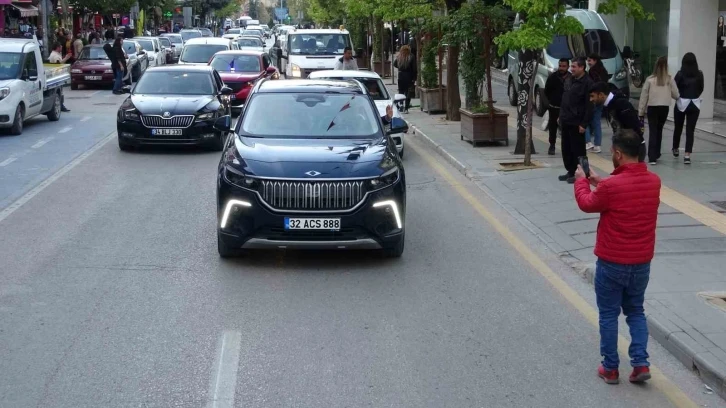 Isparta Belediye Başkanı Şükrü Başdeğirmen Togg’la şehir turu attı