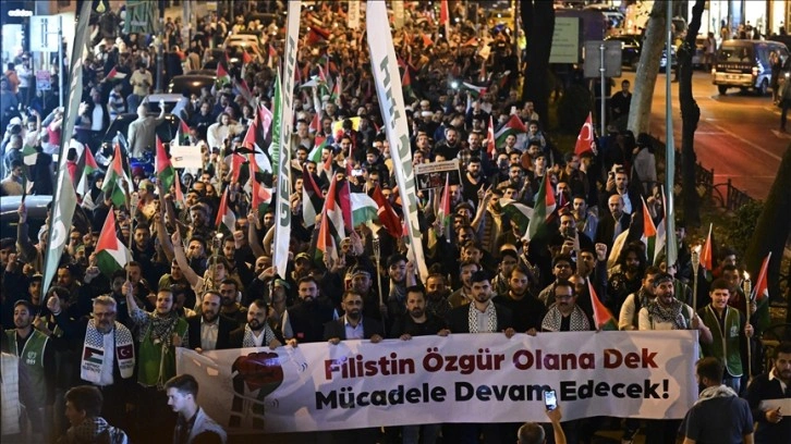 İsrail'in Gazze'ye saldırıları "Filistin İçin Yürüyoruz" etkinliğinde protesto e