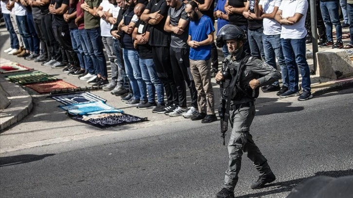 İsrail'in kısıtlamaları sebebiyle Mescid-i Aksa'da sadece 5 bin Filistinli cuma namazı kıl