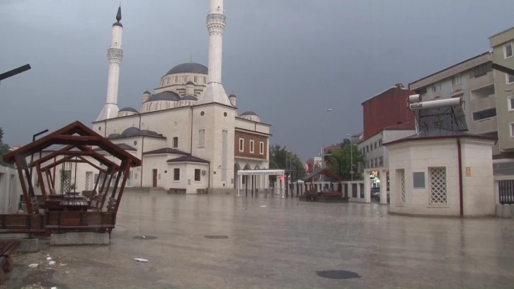 İstanbul Anadolu Yakası’nda sağanak yağış etkili oluyor
