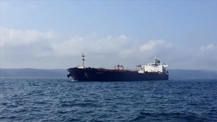 İstanbul Boğazı'nda gemi trafiği, arızalanan tanker nedeniyle askıya alındı