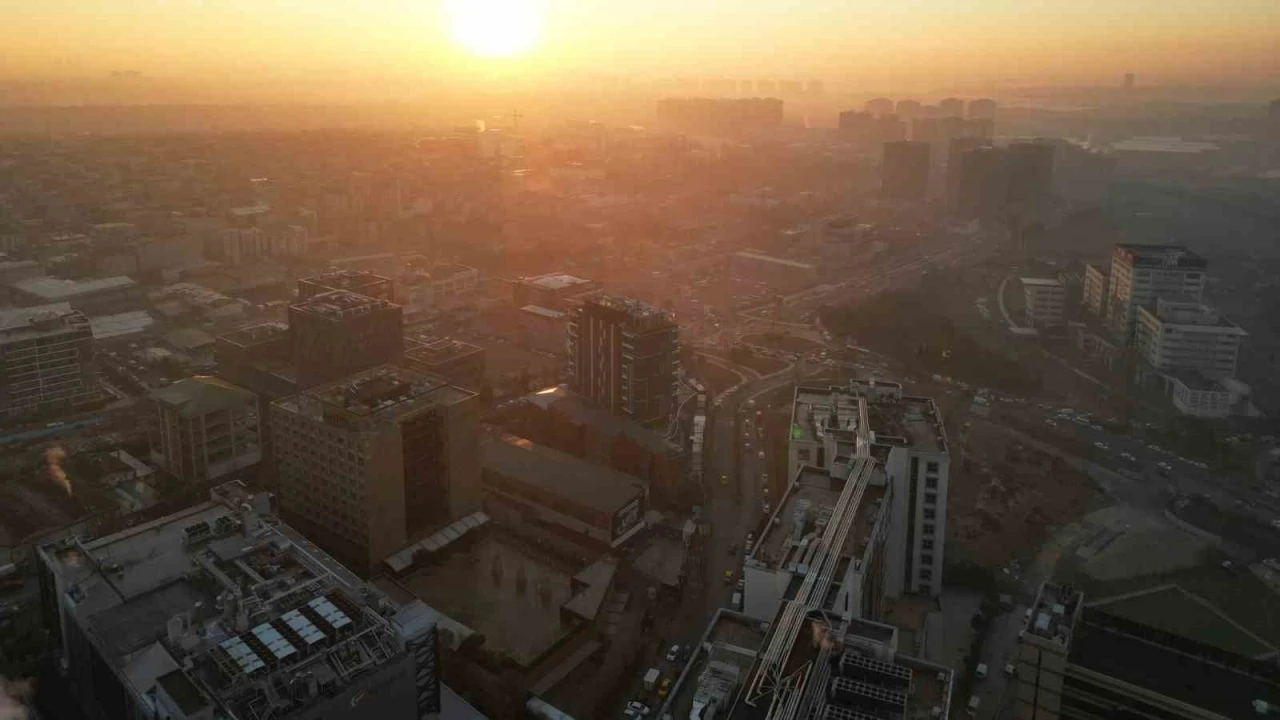 İstanbul’da gün doğumunda kartpostallık sis manzarası
