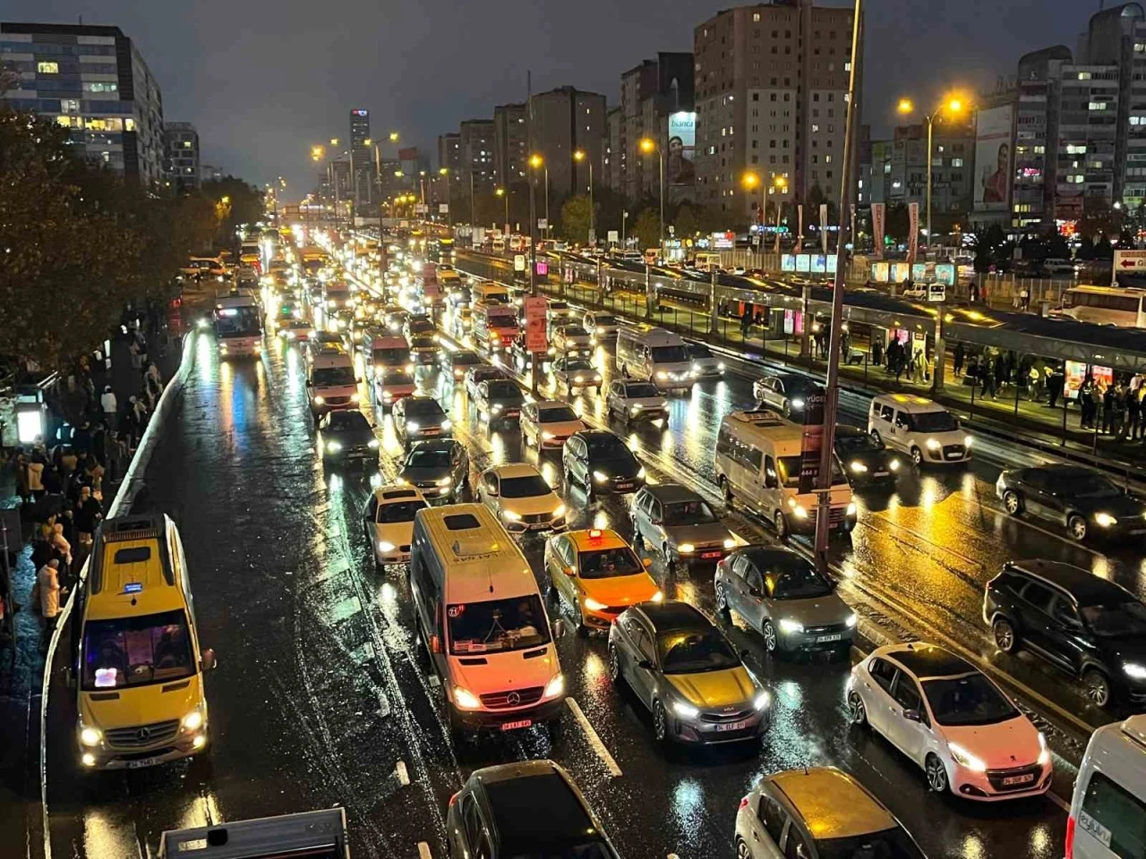 İstanbul’da haftanın son gününde trafik yüzde 90’a ulaştı
