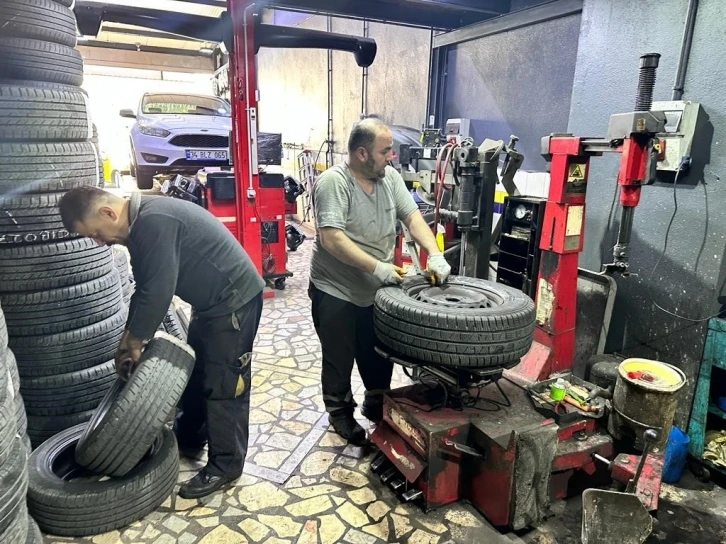 İstanbul’da kış lastiği zorunluluğuna günler kala lastikçilerde değişim yoğunluğu
