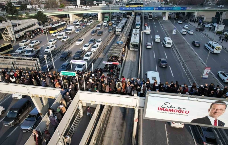 İstanbul’da metrobüs kuyruğuyla denk gelen seçim afişi
