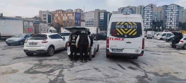 İstanbul’da okul servisi şoförünün yaşadığı korku dolu anlar kamerada: “Arabada çocuk var”
