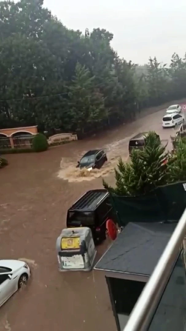 İstanbul’da sağanak yağış: Sürücüler zor anlar yaşadı
