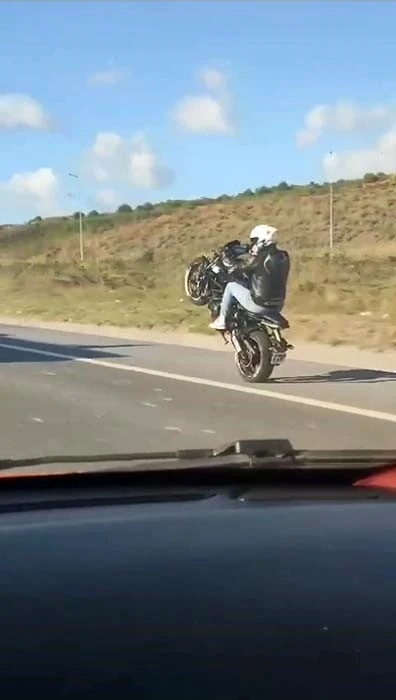 İstanbul’da trafikte tek teker yolculuk yapan motosikletliler kamerada
