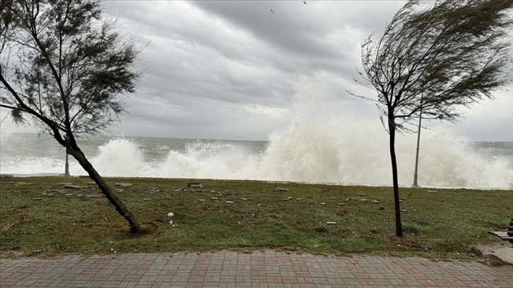 İstanbul Valiliği, kentin kuzeyinde beklenen fırtına nedeniyle vatandaşları uyardı