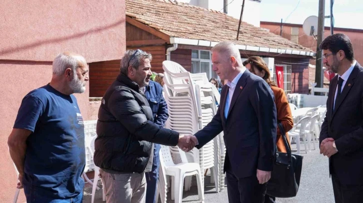 Yangın faciasında hayatını kaybedenlerin ailelerini ziyaret etti