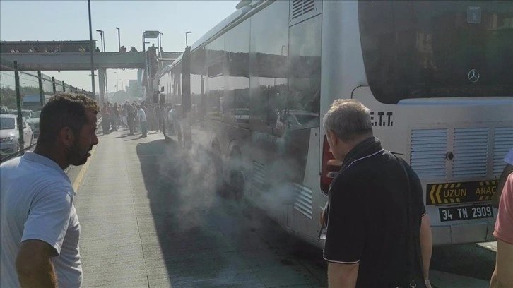 İstanbul'da arızalanan metrobüsteki yolcular tahliye edildi