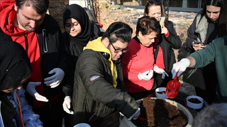 İstanbul'da down sendromlu çocuklar lale soğanı dikti