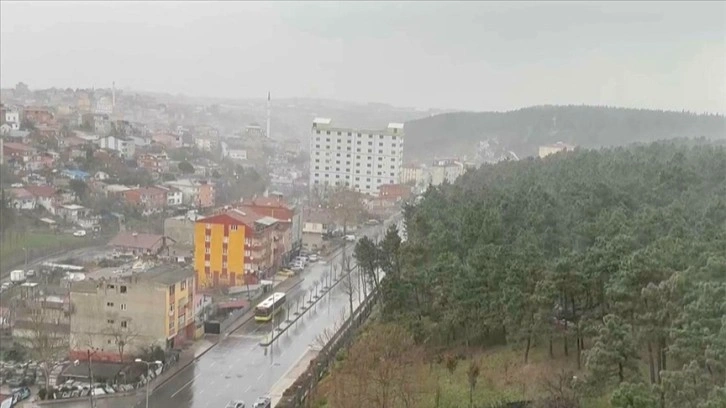 İstanbul'da sağanak ve fırtına ulaşımda aksamalara neden oldu