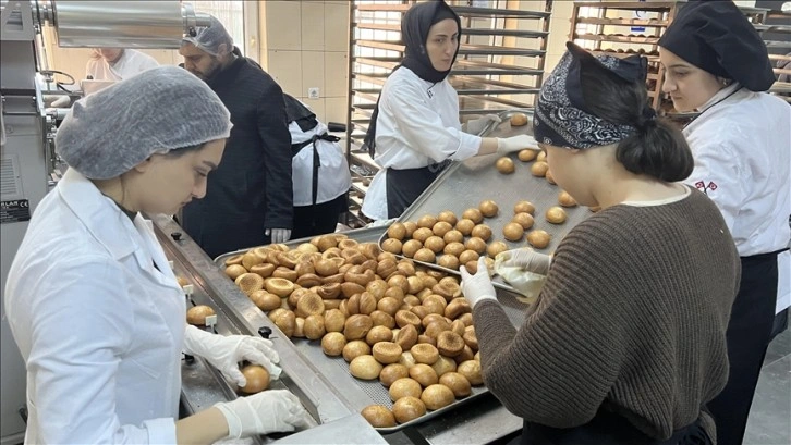 İstanbul'daki meslek lisesi öğrencileri depremzedeler için okullarına koştu