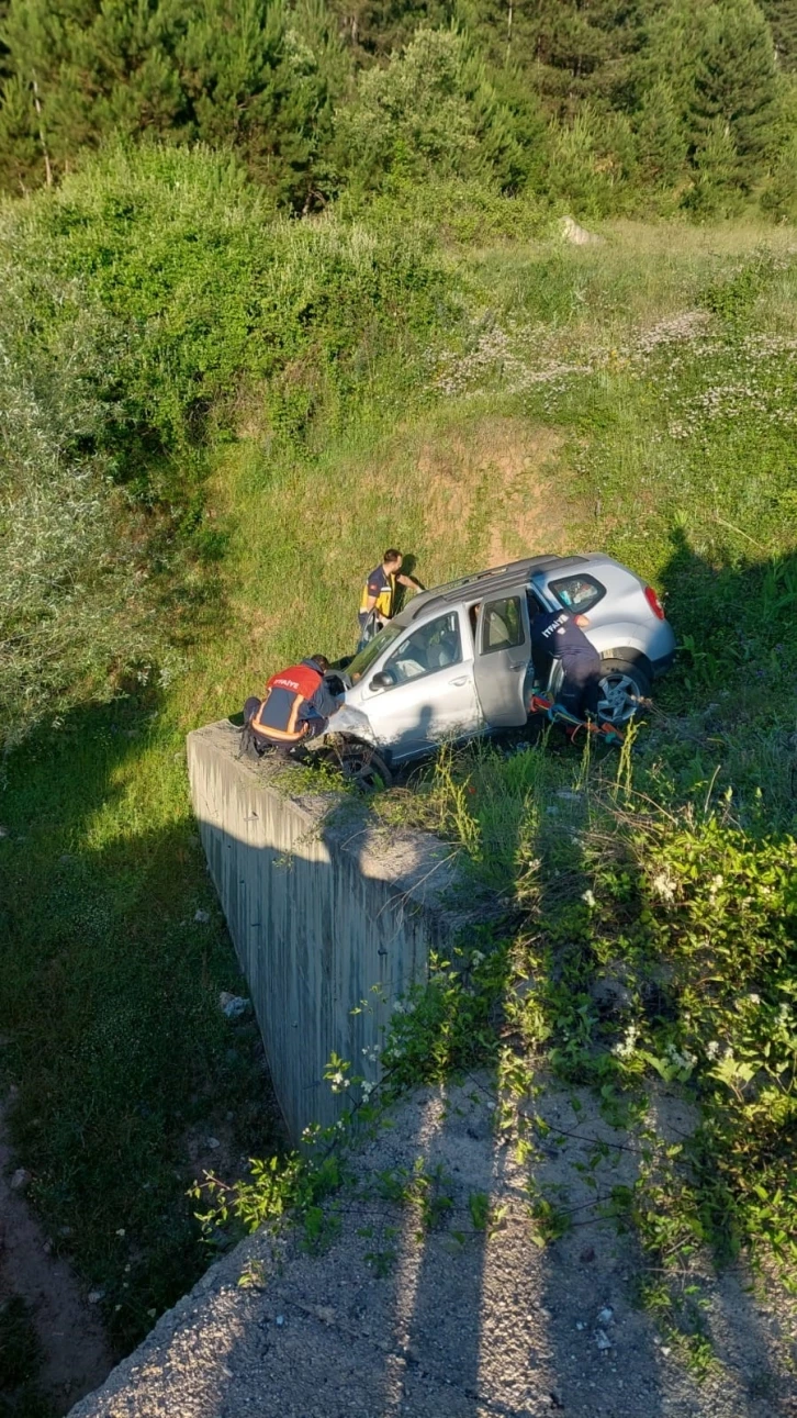 İstinat duvarına çarparak durabilen cipteki 4 kişi yaralandı
