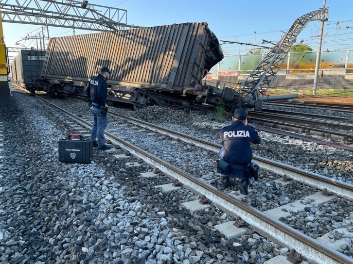 İtalya’da yük treni raydan çıktı
